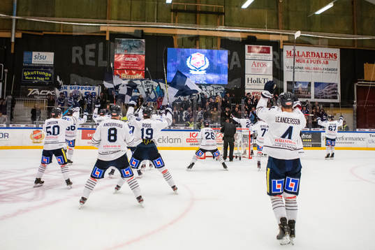 Karlskogas spelare jublar
