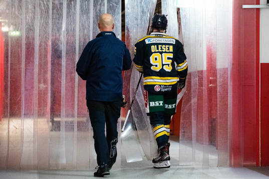 Södertäljes Nick Olesen får lämna isen