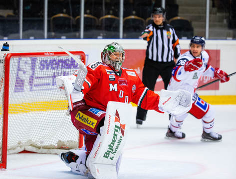 Modos målvakt Erik Hanses reagerar
