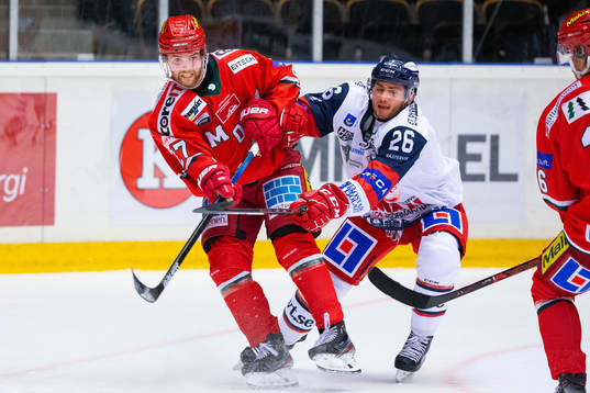 Modos Anton Öhman jagad av Västerviks Darren Nowick