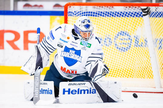 Karlskogas målvakt Henrik Lundberg innan ishockeymatchen i