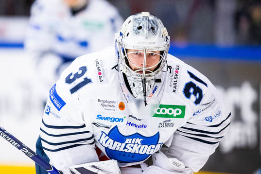 Karlskogas målvakt Tim Juel innan ishockeymatchen i
