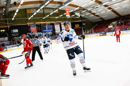 Karlskogas Filip Ahl jublar