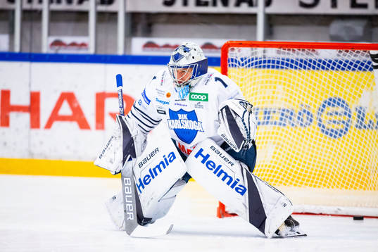 Karlskogas målvakt Henrik Lundberg innan ishockeymatchen i