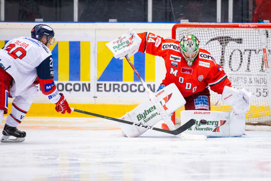 Modos målvakt Erik Hanses anfallen av Västerviks Emil Alba