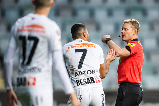 Örgrytes Ailton Almeida diskuterar med domare Fredrik