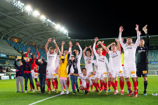 Örgrytes spelare tackart publiken