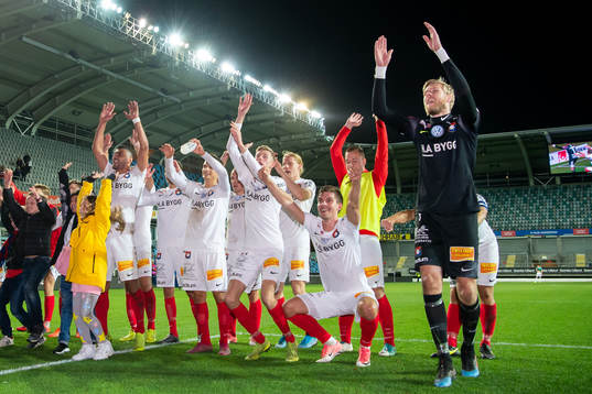 Örgrytes målvakt Fredrik Andersson tackar publiken med