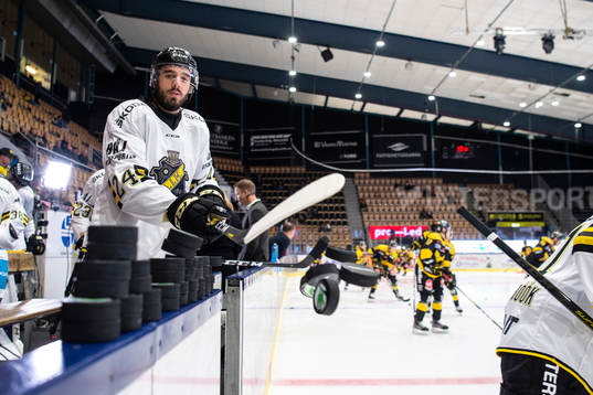 s Jacob Dahlström kastar ner puckarna från sargen