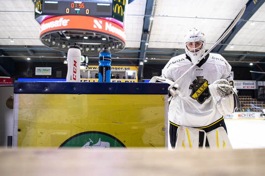 s målvakt August Hedlund går av isen