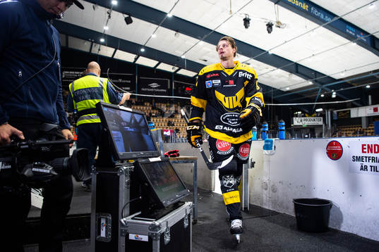 Västerås Jimmie Jansson går av isen