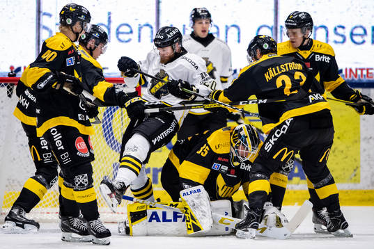 s Sam Marklund i en duell med Västerås Isac Skedung ,
