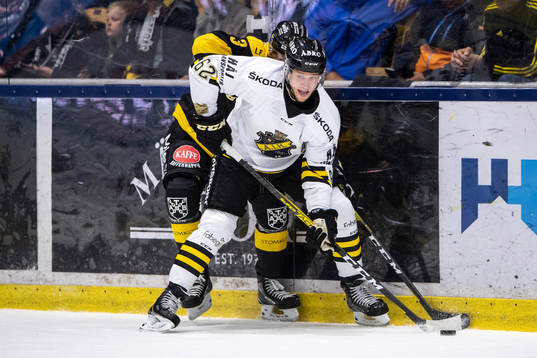 s Kim Tallberg i en duell med Västerås August Nilsson