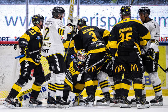 Västerås målvakt Emil Kruse är inträngd bland spelare