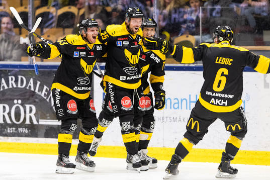 Västerås Marcus Bergman jublar med lagkamrater