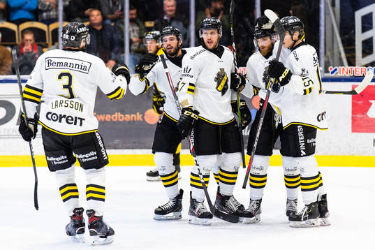 s Sam Marklund (två från höger) jublar med lagkamrater