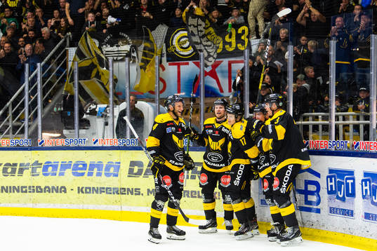 Västerås William Wikman (mitten) jublar med lagkamrater