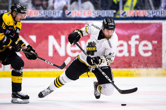 s Sam Marklund  faller i en duell med Västerås Jimmie