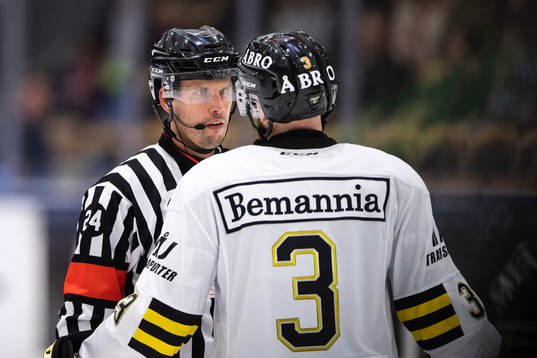 s Johan Larsson diskuterar med en domare