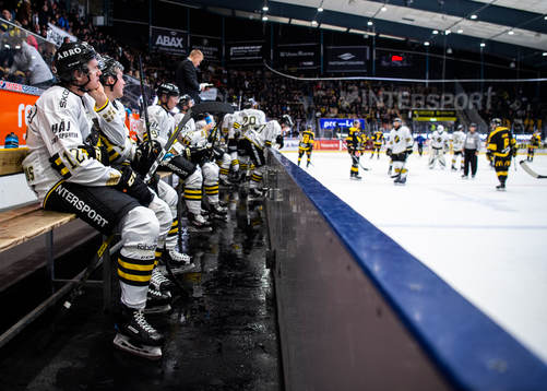 s Carl Wassenius på AIK:s spelarbänk