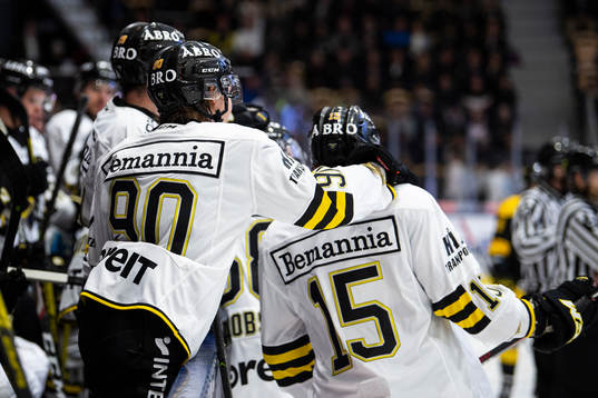 s Elias Lindström klappas om