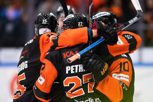 Karlskronas William Pethrus jublar med lagkamrater