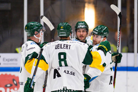 Björklövens Fredric Andersson jublar med lagkamrater
