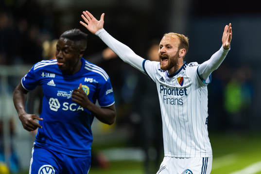 Djurgårdens Curtis Edwards reagerar
