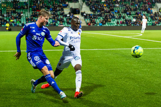 Sundsvalls Eric Björkander och Djurgårdens Edward Chilufya