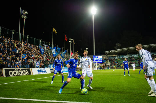 Sundsvalls Eric Björkander och Djurgårdens Edward Chilufya