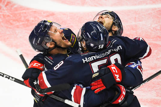 Linköpings Sebastian Karlsson jublar med lagkamrater