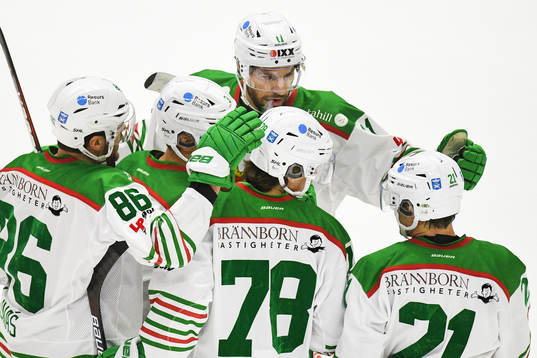 Rögles Eric Gelinas jublar med lagkamrater