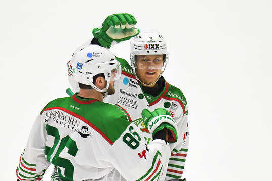 Rögles Eric Gelinas jublar med Daniel Bertov