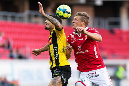 Häckens Ahmed Yasin och Kalmars Olle Lindqvist i kamp om