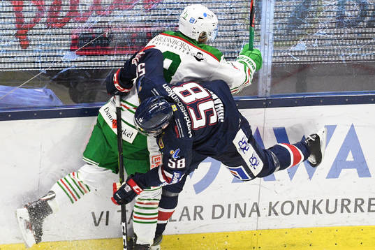 Rögles Daniel Bertov tacklas av Linköpings Robin Johansson