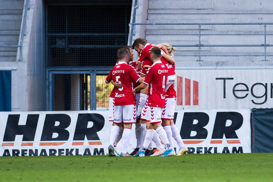 Kalmars Viktor Elm jublar med lagkamrater