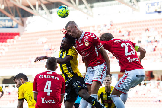 Häckens Kwame Kizito och Kalmars Alexander Ahl Holmström,