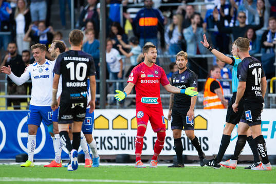 Örebros målvakt Oscar Jansson reagerar mot domare Adam