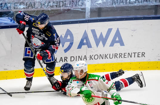 Linköpings Axel Ottosson faller framför Anton Mylläri