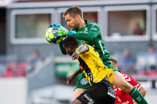 Kalmars målvakt Lucas Hägg-Johansson tar bollen framför