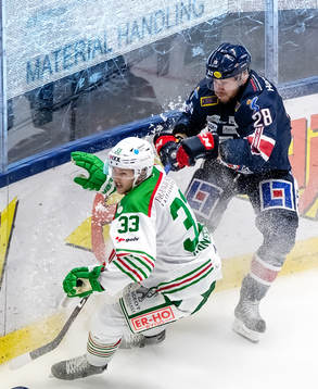 Linköpings Jaakko Rissanen och Rögles Niklas Hanson i