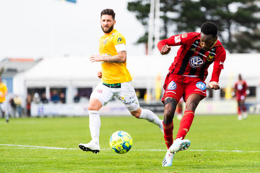 Falkenbergs Tibor Joza ser Östersunds Blair Turgott skjuta
