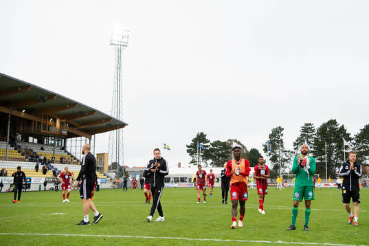 Östersunds spelare och tränare tackar publiken
