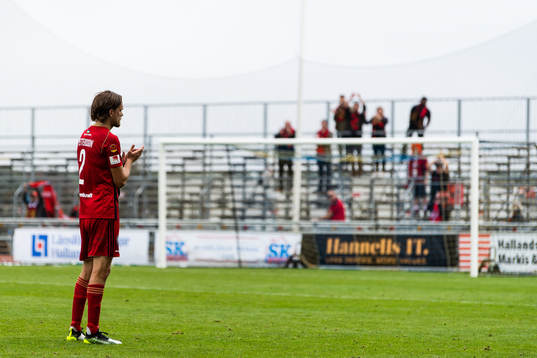 Östersunds Tom Pettersson tackar supportrarna