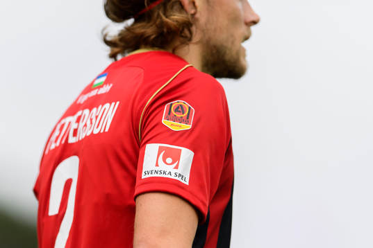Logo för Svenska Spel på Östersunds Tom Pettersson