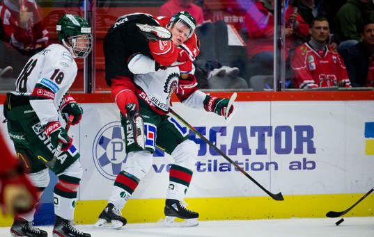 Örebros Shane Harper klättrar på Frölundas Julius