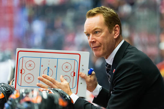 Örebros tränare Niklas Eriksson med taktiktavla