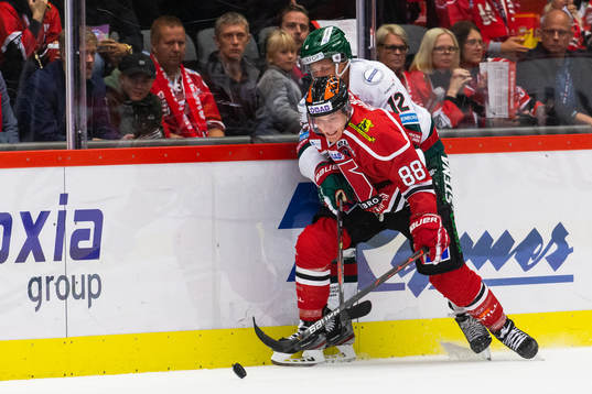 Örebros Joonas Rask och Frölundas Max Friberg i kamp om