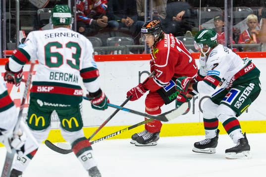 Örebros Viktor Lodin jagas av Frölundas Karl Stollery