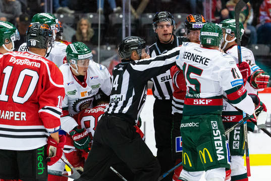 Frölundas Joel Mustonen och Anders Grönlund i gruff med